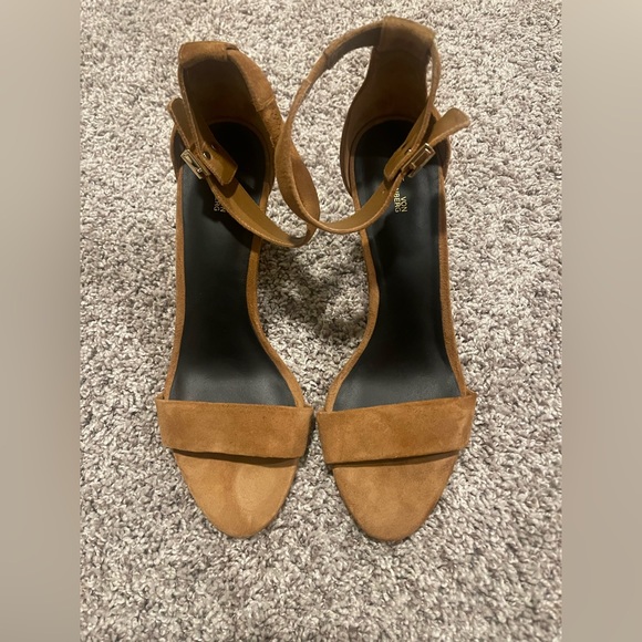 Tan/Nude Diane Von Furstenberg block heel sandle w/ gold buckle detail - Picture 4 of 4